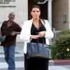 Kim Kardashian, enceinte, porte un blazer blanc sur sa robe Rachel Pally et complète sa tenue d'un sac Hermès et de sandales Gucci. Los Angeles, le 24 mai 2013.