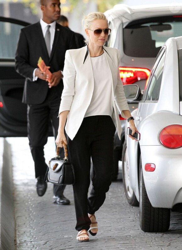 Naomi Watts, surprise à Beverly Hills, porte un blazer Helmut Lang et un sac Gucci. Le 21 février 2013.