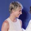 Elsa Pataky reçoit un prix pour son engagement contre le cancer du sein lors de la soirée "Yo Dona Magazine International Awards 2013" à Madrid, le 20 Juin 2013 des mains de la maire de la ville, Ana Botella.