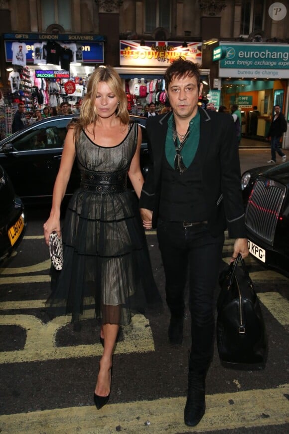 Kate Moss et son mari Jamie Hince arrivent au Café de Paris pour une soirée au profit de la Hoping Foundation. Londres, le 20 juin 2013.