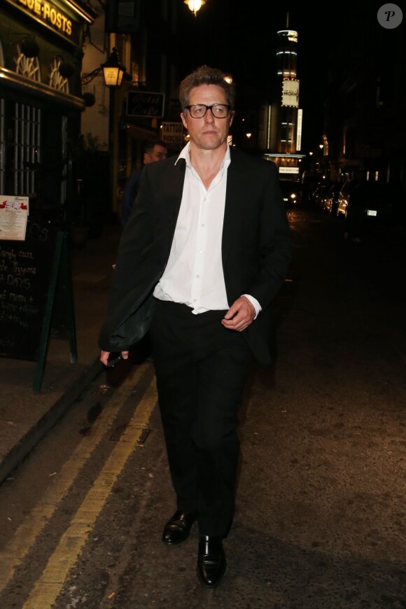 Hugh Grant quitte le Café de Paris après une soirée au profit de la Hoping Foundation. Londres, le 20 juin 2013.