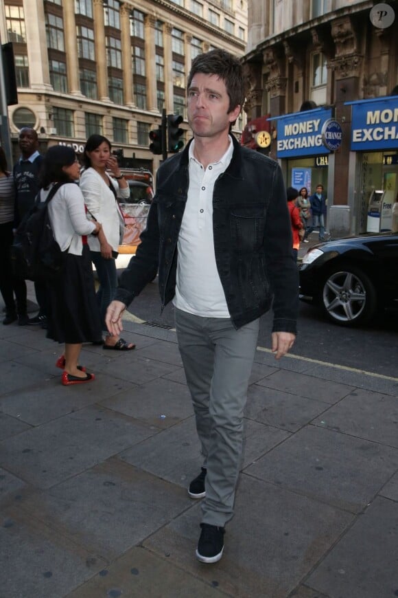 Noel Gallagher arrive au Café de Paris pour une soirée au profit de la Hoping Foundation. Londres, le 20 juin 2013.