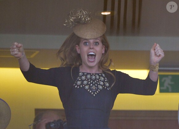 La princesse Beatrice encourage et célèbre la victoire du cheval Queen Elizabeth, lors du Royal Ascot 2013, dans le comte du Berkshire, le 20 juin 2013. Survoltée, la jeune femme a encore quelques leçons de discipline royale à recevoir de Kate Middleton...