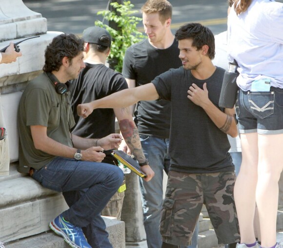 Taylor Lautner sur le tournage de Tracers, dans l'Upper West Side à New York, le 18 juin. À le voir s'amuser avec ses bras musclés, poing en avant, il donne l'impression de postuler pour un film de kung fu ou un remake de Dragon Ball Z, au choix.