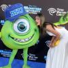 Alessandra Ambrosio à la première de Monsters University World à El Capitan Theater à Hollywood, le 17 juin 2013. Se pliant de bonne grâce aux demandes des photographes, elle a offert un bisou à l'un des personnages. Nul doute que la personne sous le costume s'en souviendra un moment !