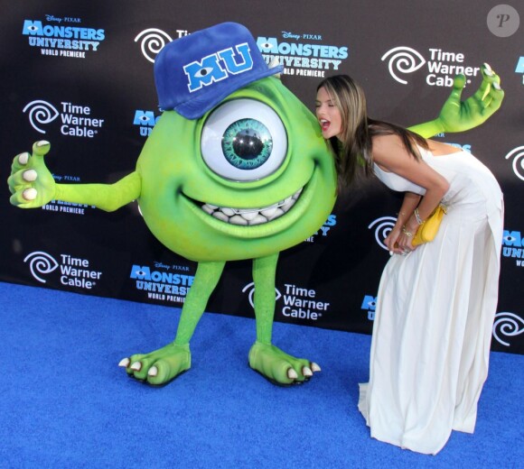 Alessandra Ambrosio à la première de Monsters University World à El Capitan Theater à Hollywood, le 17 juin 2013. Se pliant de bonne grâce aux demandes des photographes, elle a offert un bisou à l'un des personnages. Nul doute que la personne sous le costume s'en souviendra un moment !