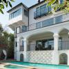 Vue générale de la superbe villa de Gerard Butler à Los Feliz, Los Angeles.