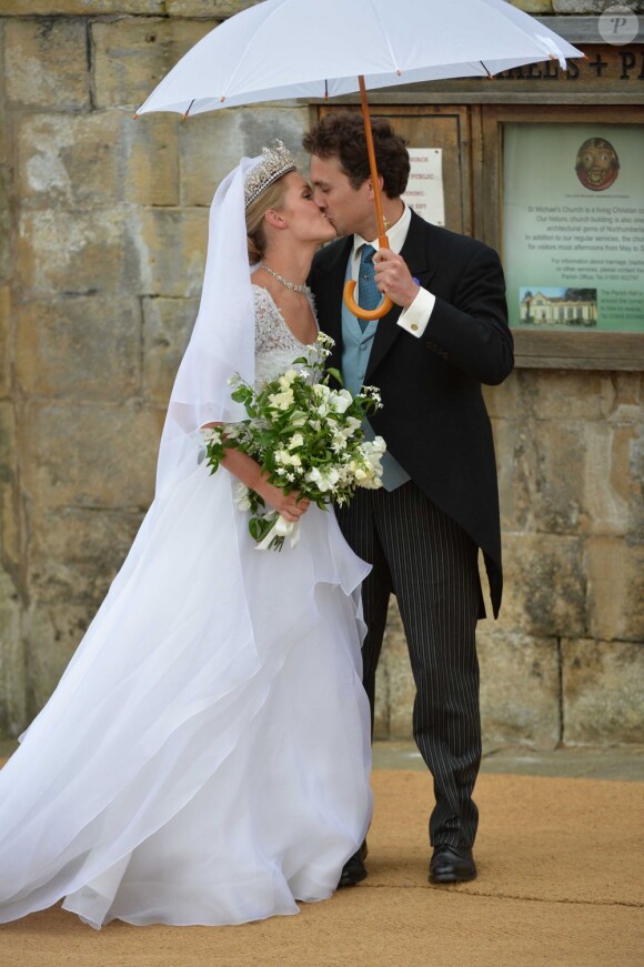 Les mariés, Thomas van Straubenzee et Lady Melissa lors de leurs noces à Alnwick en Angleterre le 22 juin 2013