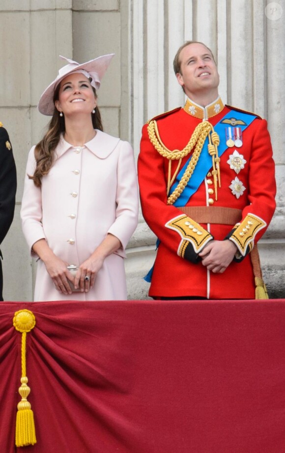 La famille royale britannique au balcon de Buckingham Palace pour le final de la parade militaire Trooping the Colour le 15 juin 2013 à Londres en l'honneur de l'anniversaire officiel de la monarque, Elizabeth II. Il s'agissait de la dernière apparition publique officielle de Kate Middleton, duchesse de Cambridge, avant d'accoucher en juillet de son premier enfant.
