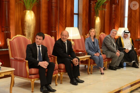 Manuel Valls, Jean-Yves Le Drian, Nicole Bricq, et Frederic Cuvillier à l'aéroport de Doha pour la visite officielle de Francois Hollande au Qatar le 22 juin 2013.