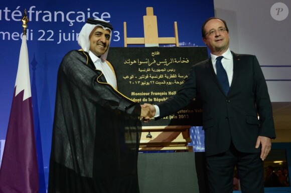 Ali Bin Fetais Al Marri, procureur général du Qatar, inaugure avec François Hollande le site Al Waab au lycée Voltaire à Doha le 22 juin 2013.