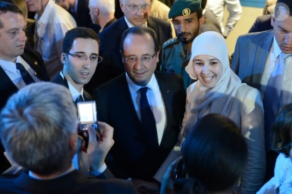 Francois Hollande avec des étudiants du lycée Voltaire à Doha le 22 juin 2013.