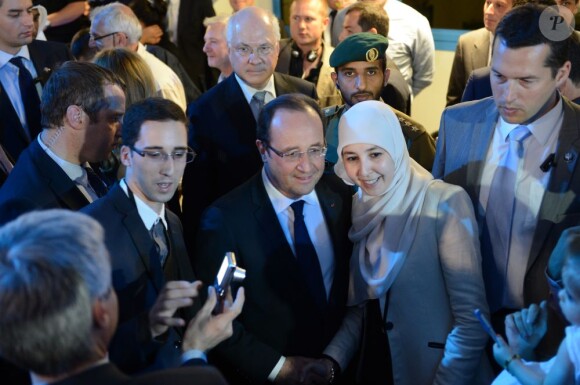 Le président François Hollande avec des étudiants du lycée Voltaire à Doha le 22 juin 2013.