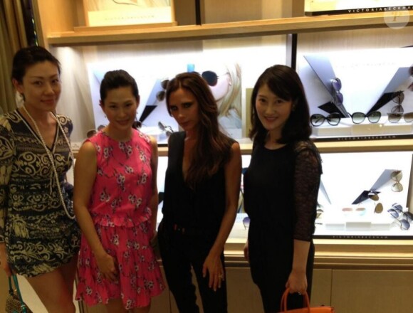 Victoria Beckham s'est rendue dans une boutique de lunettes à Pékin, le 22 juin 2013.
