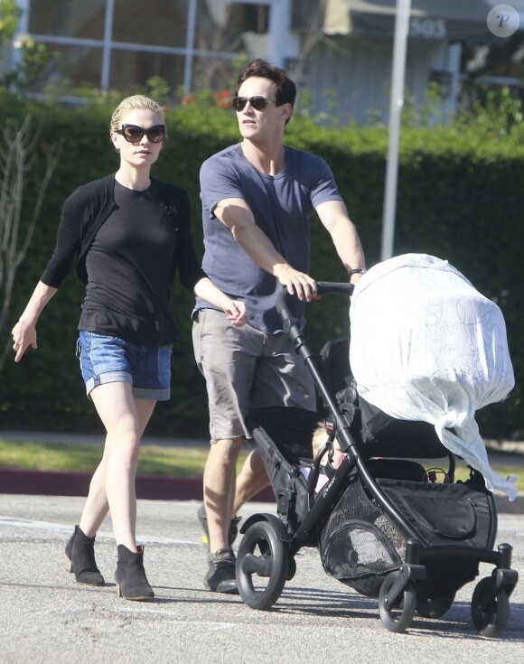 Exclusif - Anna Paquin et son époux Stephen Moyer se promènent avec leurs jumeaux Charlie et Poppy dans les rues de Venice (Los Angeles), le 22 juin 2013.