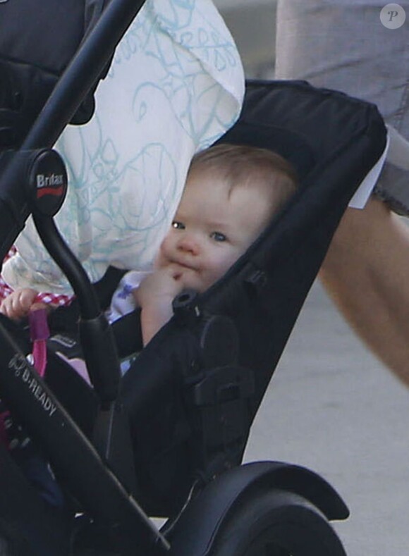 Exclusif - L'un des jumeaux d'Anna Paquin et Stephen Moyer dans les rues de Venice (Los Angeles), le 22 juin 2013.