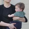 Exclusif - L'un des jumeaux d'Anna Paquin et Stephen Moyer dans les bras de sa maman à Venice (Los Angeles), le 22 juin 2013.