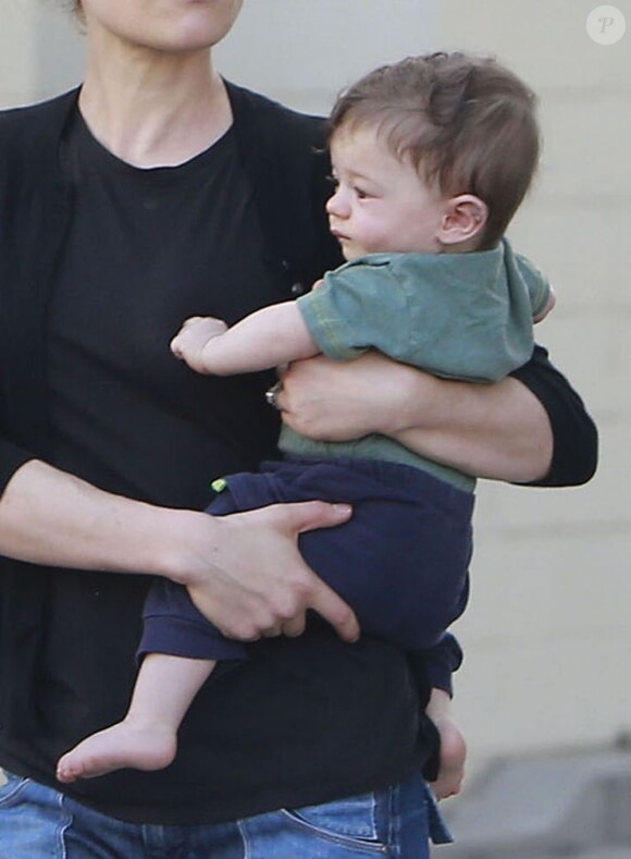 Exclusif - L'un des jumeaux d'Anna Paquin et Stephen Moyer dans les bras de sa maman à Venice (Los Angeles), le 22 juin 2013.