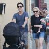Exclusif - Anna Paquin et Stephen Moyer se promènent avec leurs jumeaux Charlie et Poppy dans les rues de Venice (Los Angeles), le 22 juin 2013.