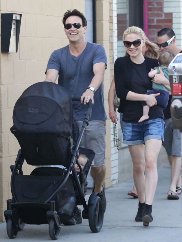 Exclusif - Anna Paquin et Stephen Moyer se promènent avec leurs jumeaux Charlie et Poppy dans les rues de Venice (Los Angeles), le 22 juin 2013.