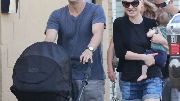 Anna Paquin et Stephen Moyer : Tout sourire en balade avec leurs mignons jumeaux