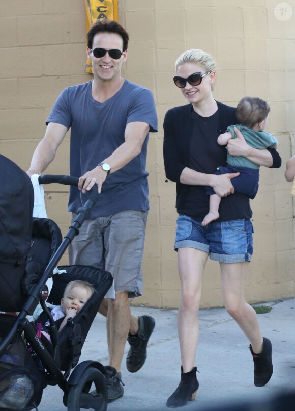 Exclusif - Anna Paquin et Stephen Moyer se promènent avec leurs jumeaux dans les rues de Venice (Los Angeles), le 22 juin 2013.