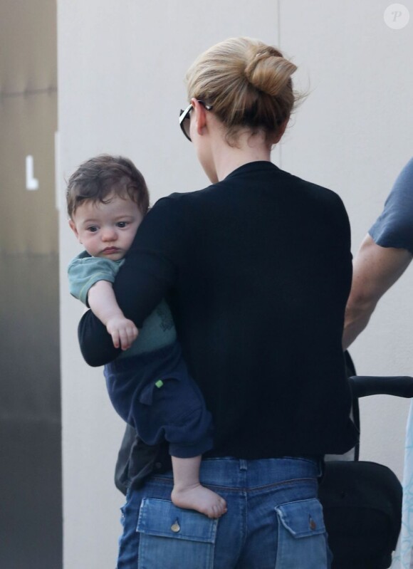 Exclusif - L'un des jumeaux d'Anna Paquin et Stephen Moyer dans les bras de sa maman en balade dans les rues de Venice (Los Angeles), le 22 juin 2013.