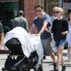 Exclusif - Anna Paquin et Stephen Moyer se promènent avec leurs jumeaux Charlie et Poppy dans les rues de Venice (Los Angeles), le 22 juin 2013.