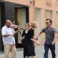 Meg Ryan et John Mellencamp se promenant dans les rues de Rome en Italie le 22 juin 2013 : John fait soudainement danser Meg sur les rythmes du violon