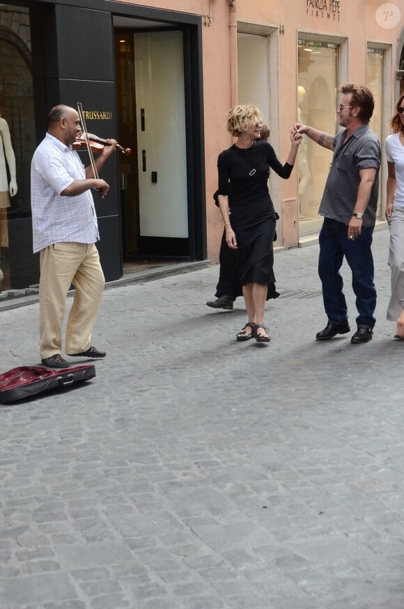 Meg Ryan et John Mellencamp se promenant dans les rues de Rome en Italie le 22 juin 2013 : John invite pour une danse Meg sur les rythmes du violon