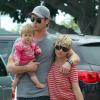Elsa Pataky et Chris Hemsworth, amoureux, avec leur fille India dans les rues de Los Angeles, le 23 juin 2013.