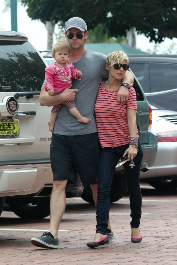 Chris Hemsworth et Elsa Pataky avec leur fille India, à Los Angeles, le 23 juin 2013.
