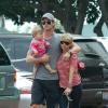 Chris Hemsworth, papa poule avec Elsa Pataky et leur petite India, dans les rues de Los Angeles, le 23 juin 2013.