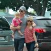 Chris Hemsworth, papa poule avec Elsa Pataky et leur petite India, à Los Angeles, le 23 juin 2013.