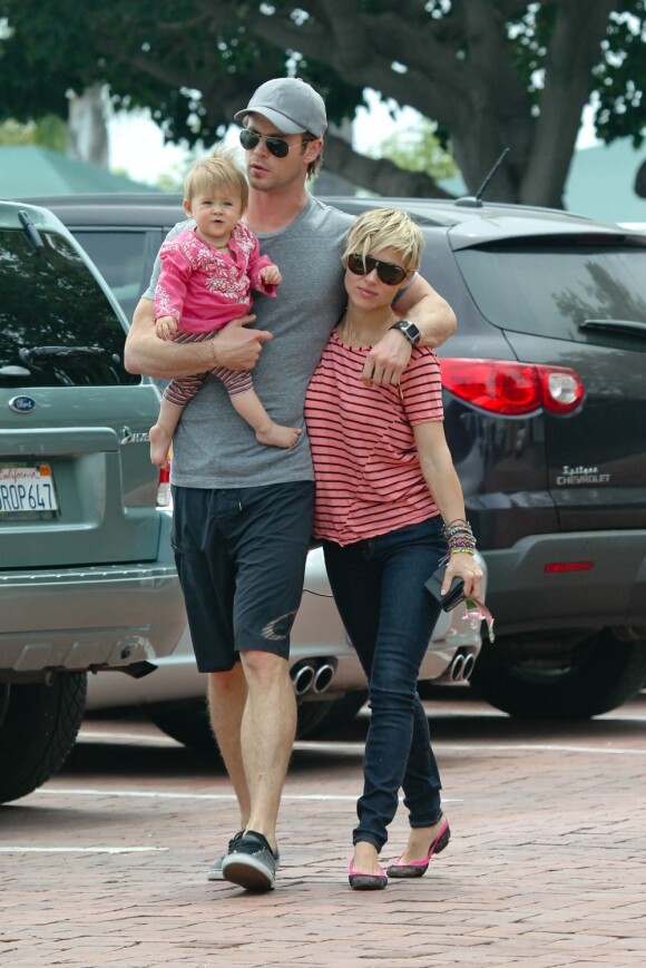 Chris Hemsworth, papa poule avec Elsa Pataky et leur petite India, à Los Angeles, le 23 juin 2013.
