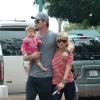 Elsa Pataky et Chris Hemsworth, amoureux, avec leur fille India dans les rues de Los Angeles, le 23 juin 2013.