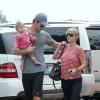 Elsa Pataky et Chris Hemsworth, amoureux, avec leur fille India dans les rues de Los Angeles, le 23 juin 2013.
