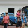 Chris Hemsworth et Elsa Pataky profitent d'une après-midi en famille avec leur fille India, à Los Angeles, le 23 juin 2013.