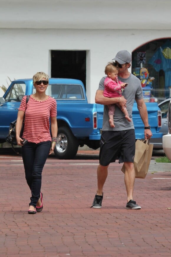 Chris Hemsworth et Elsa Pataky profitent d'une après-midi en famille avec leur fille India, à Los Angeles, le 23 juin 2013.