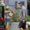 Elsa Pataky et son mari Chris Hemsworth font du shopping à Los Angeles, le 22 juin 2013.