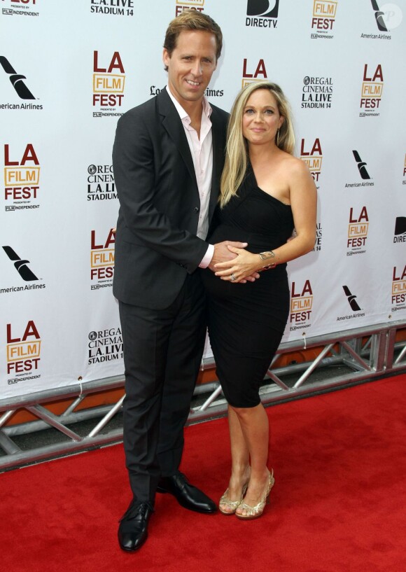 Nat Faxon et sa compagne à la première du film The Way, Way Back en clôture du Los Angeles Film Festival, le 23 Juin 2013.