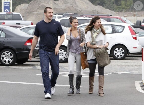 La chanteuse Selena Gomez s'est rendue au zoo avec sa mère Mandy et son beau-père Brian Teefey à Los Angeles, le 24 septembre 2011.