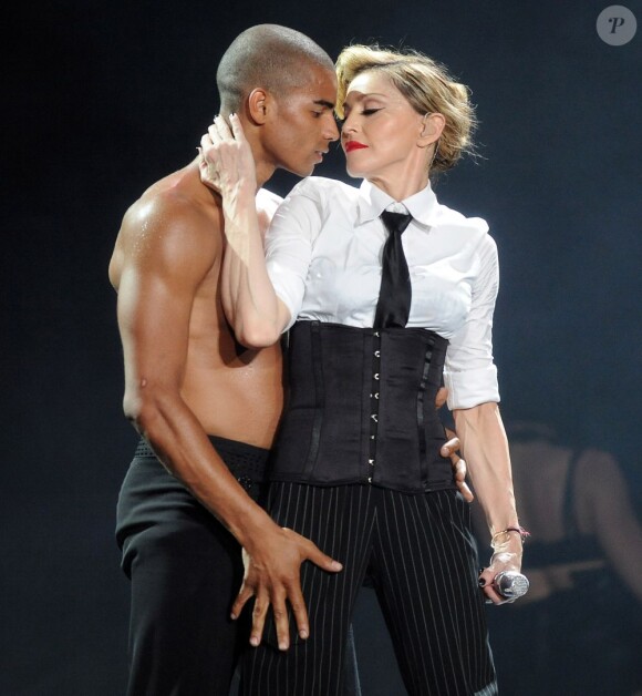 Madonna et Brahim Zaibat en pleine chorégraphie lors du concert de la chanteuse à Tel Aviv. Mai 2012.