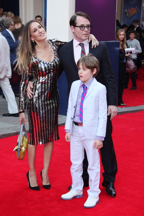 Sarah Jessica Parker, Matthew Broderick et leur fils James à la première représentation de Charlie et la Chocolaterie au Theatre Royal Drury Lane à Londres le 25 juin 2013.