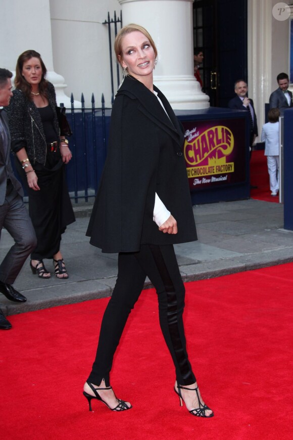 Uma Thurman arrive à la première représentation de Charlie et la Chocolaterie au Theatre Royal Drury Lane à Londres le 25 juin 2013.