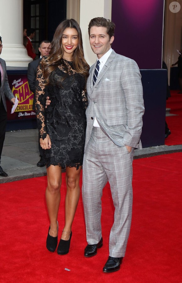 Matthew Morrison et sa girlfriend à la première représentation de Charlie et la Chocolaterie au Theatre Royal Drury Lane à Londres le 25 juin 2013.