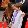 Sarah Jessica Parker embrasse son fils James à la première représentation de Charlie et la Chocolaterie au Theatre Royal Drury Lane à Londres le 25 juin 2013.