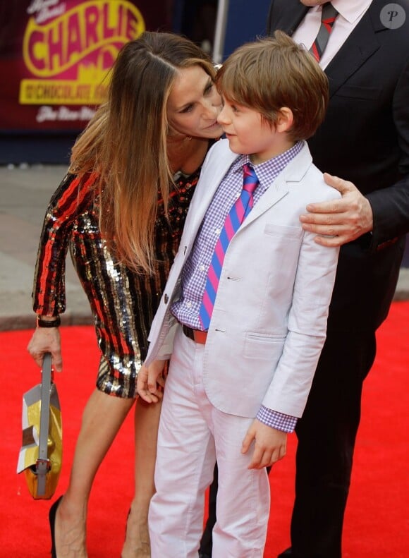 Sarah Jessica Parker embrasse son fils James à la première représentation de Charlie et la Chocolaterie au Theatre Royal Drury Lane à Londres le 25 juin 2013.