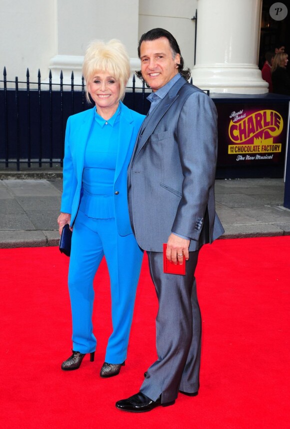 Barbara Windsor et son mari Scott Mitchell posent à la première représentation de Charlie et la Chocolaterie au Theatre Royal Drury Lane à Londres le 25 juin 2013.