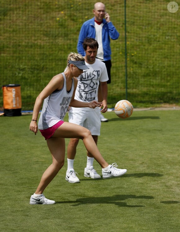 Maria Sharapova s'est essayée au football lors d'un entraînement entre deux exercices plus classiques, avec le sourire et ses coachs, à Wimbledon, le 25 juin 2013